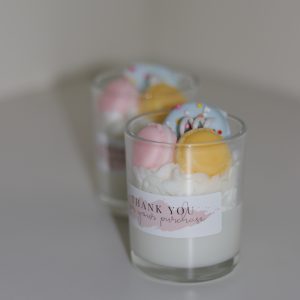 Colorful Macaron candles that are White Peach & Oolong scented. Made with soy wax, bee wax and a cotton wick that burns for a long time.